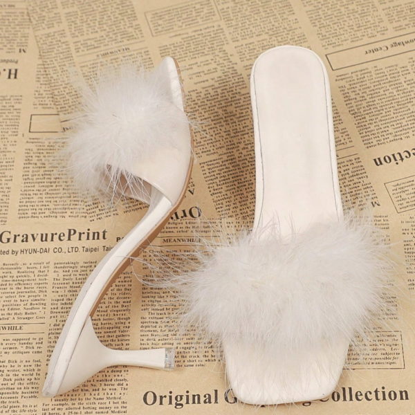 fehér papucs bolyhos dísszel